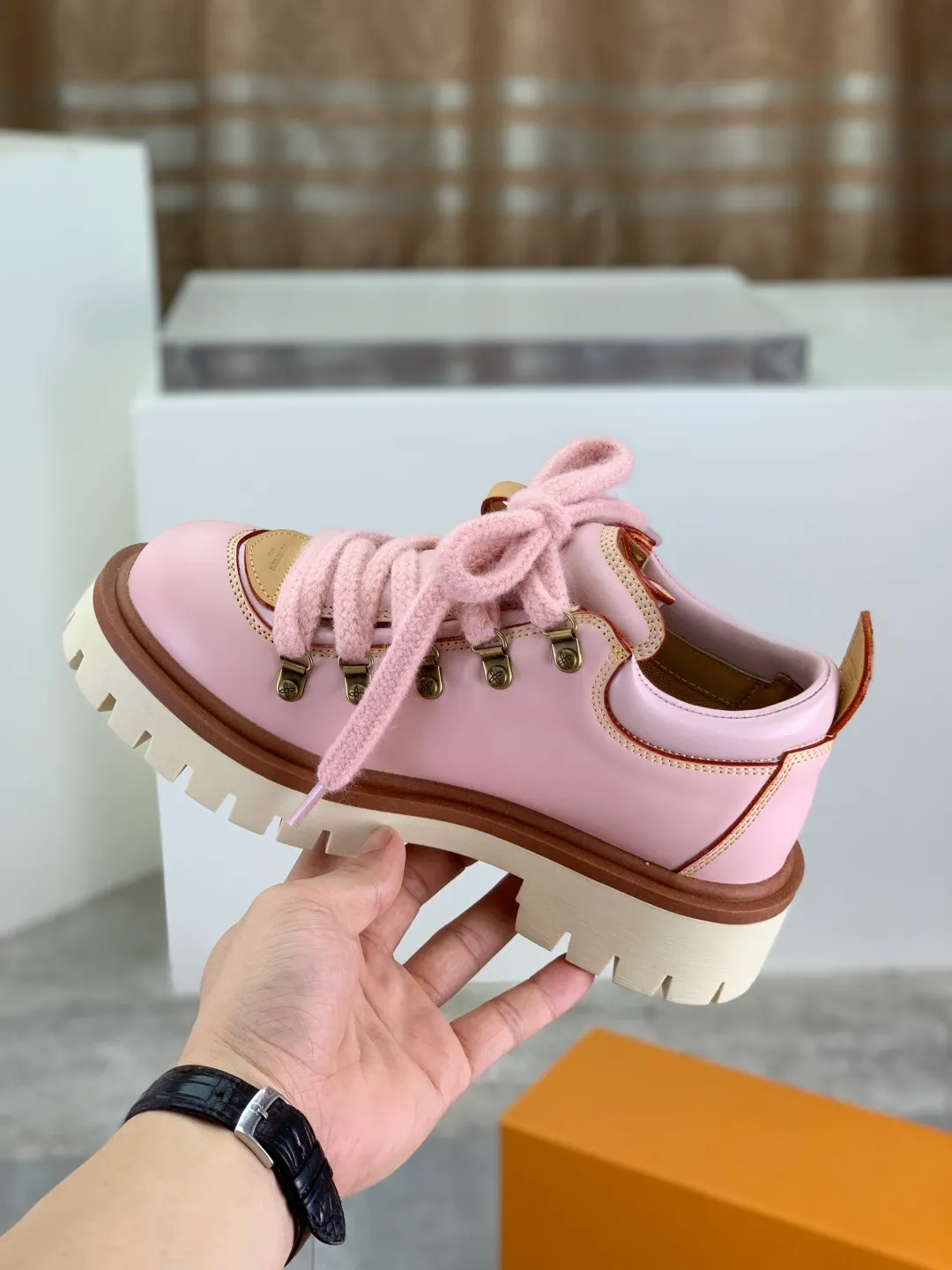 Men's shoes 💰P680 new LV | Louis Vuitton 🧡💚2025 autumn and winter new models, top version ⚠️ The counter features the latest LV REMIX lace-up mountaineering derby shoes, new hard goods 🆕 ❥BS purchasing level! Full of high-end feel! A popular model among bloggers at home and abroad, it’s retro and fashionable, and looks stunning on your feet! Mainly recommended models on the official website★ ━━━━━ ЅᏇєєt ━━━━━ ▪️Upper: top-grade first-layer cowhide ▪️Lining: imported sheepskin ▪️Outsole: original open-molded TPU non-slip outsole ▪️Sole height: 3.5cm ▪️Shoe size: Women 35-41 (41 customization is not returnable) Male 39-45 (46 customized, non-refundable)